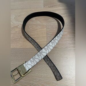 MICHAEL KORS belt in white and gold.